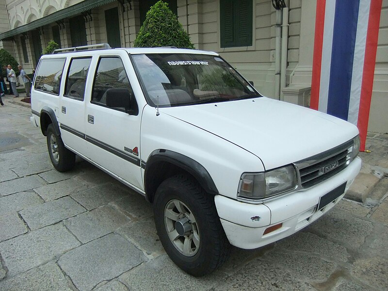 File:ISUZU RODEO, 4WD, White colour,.jpg
