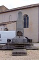 Le monument aux morts devant l'église (mars 2012)