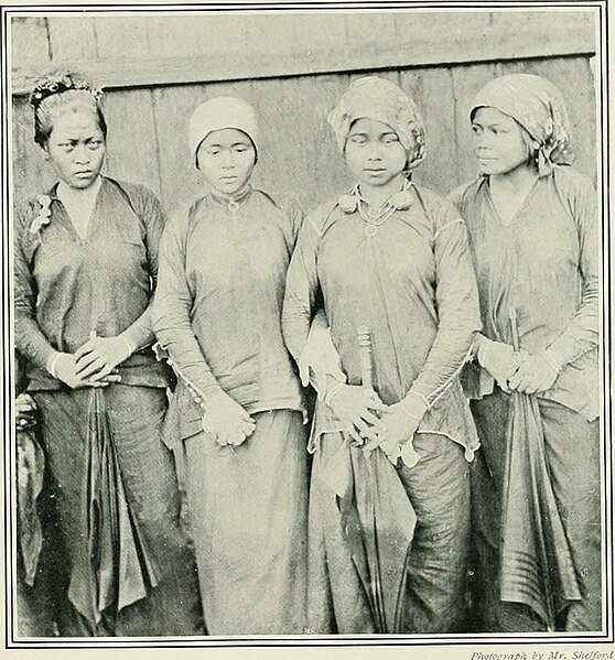 Kadayan women, 1908. Note the light tunic with rows of buttons.