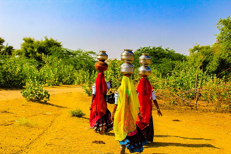 File:Indian women carrying water.jpg