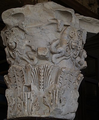 Corinthian capital from the Colosseum with gorgoneia Interior del Coliseo. 07.JPG
