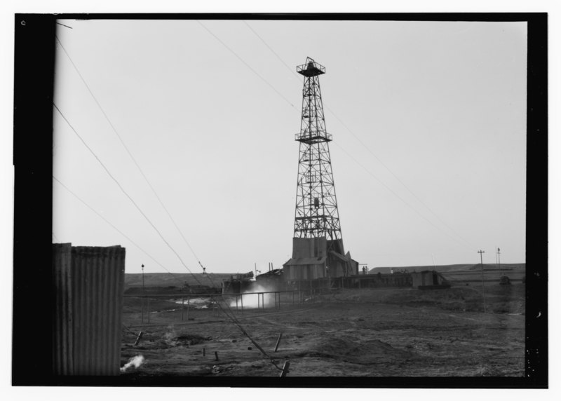 File:Iraq, oil fields, drilling tower LOC matpc.13163.tif