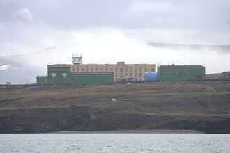 The airport seen from Gronfjorden Isfjorden IMG 1354 Heerodden.jpg