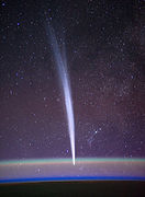 先端が大気光にかかっているラヴジョイ彗星。ISSで撮影。