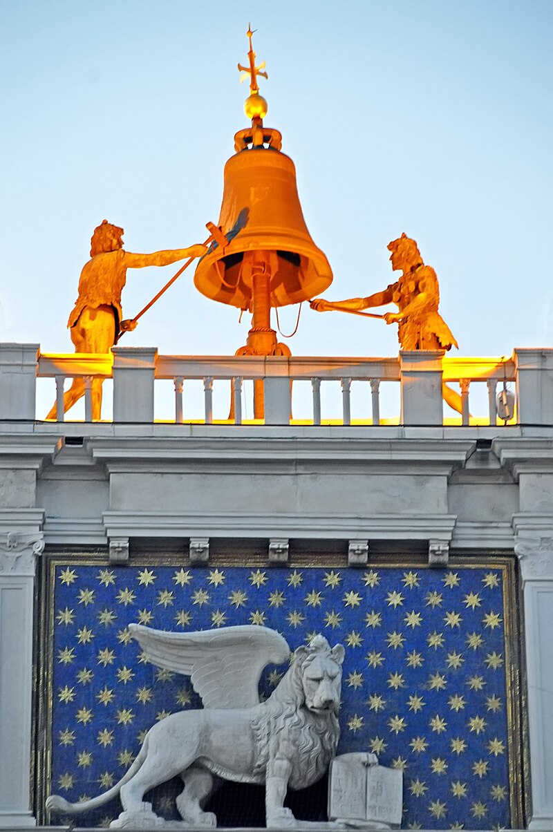 Mori della Torre dell'orologio, XV secolo, Venezia. Foto di dennis Jarvis, CC BY-SA 2.0 via Wikimedia Commons