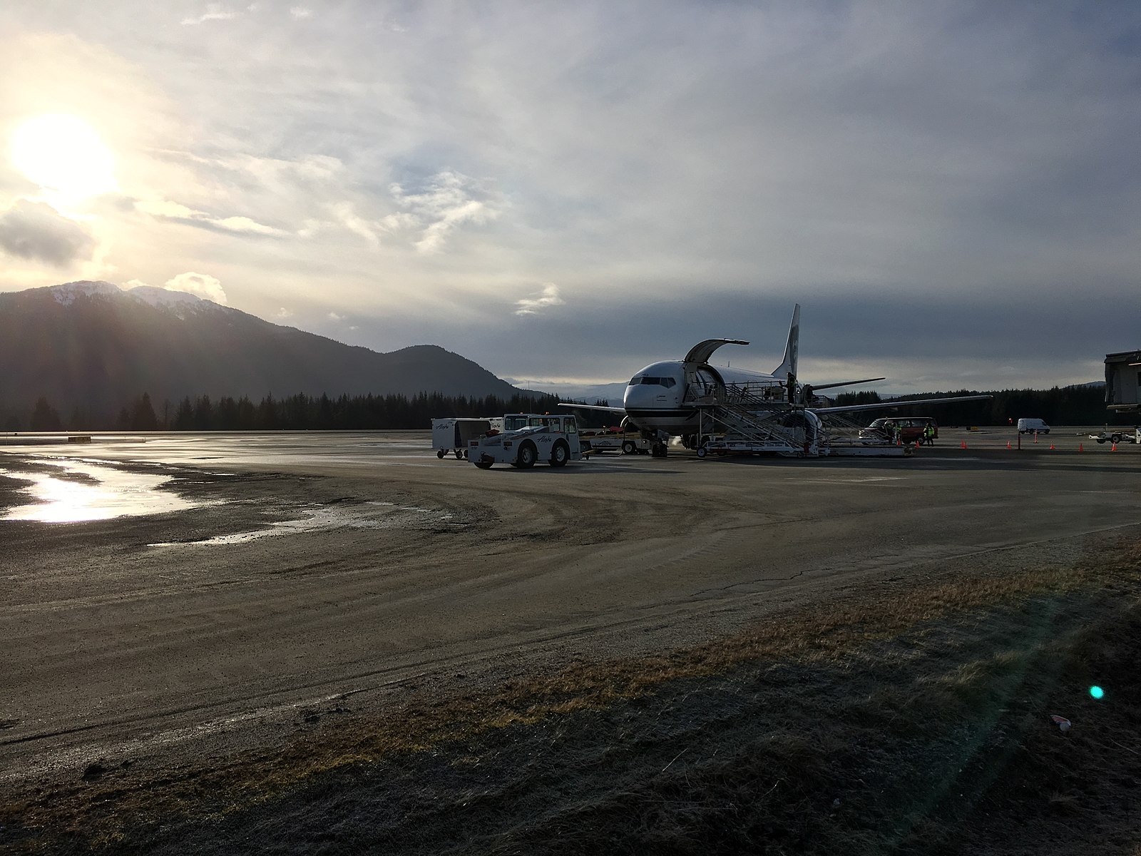 Аляска аэропорт. Аэропорт Джуно Аляска. Juneau Alaska аэропорт. Международный аэропорт «Джуно» на Аляске. Якутат.