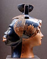 エチオピア人の頭部と女性の頭部、カロス碑文（英語版）付き。 ギリシア・アテネのジャニフォーム（英語版）（前後で2つの顔がある彫刻）で、赤絵式のアリバロイ（英語版）、紀元前520－510年頃。