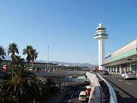 Une aérogare et la tour de contrôle de l'aéroport en 2012.