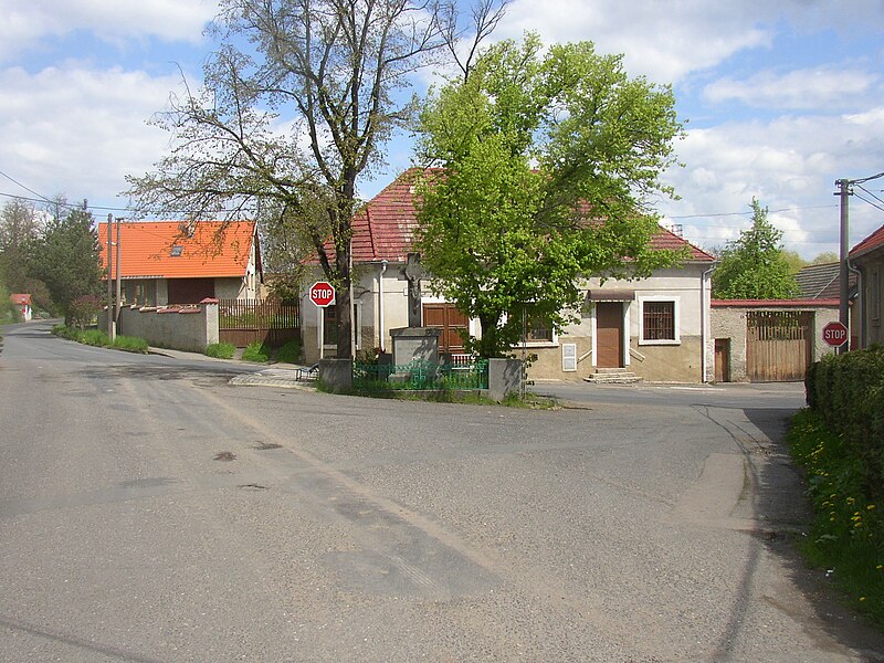 File:Jemniky CZ road bend with WWI memorial from W 015.jpg