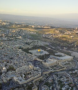 Atas: Masjidil Aqsha dengan Kubah Shakhrah di bagian tengahnya. Yerusalem, 2013 Bawah: Peta kawasan Syam (Levant) ditandai dengan warna hijau
