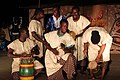 Jeunes hommes dansent sur musique traditionnelle au Bénin 09