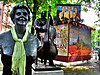 Statues of Tante Leen and Manke Nelis at the corner of Elandsgracht