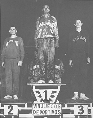 José Adolfo Pineda en la premiación del 1°, 2° y 3° lugar en la competencia de baloncesto masculino, siendo El Salvador campeón en esta categoría en los Juegos Centroamericanos y el Caribe 1959.