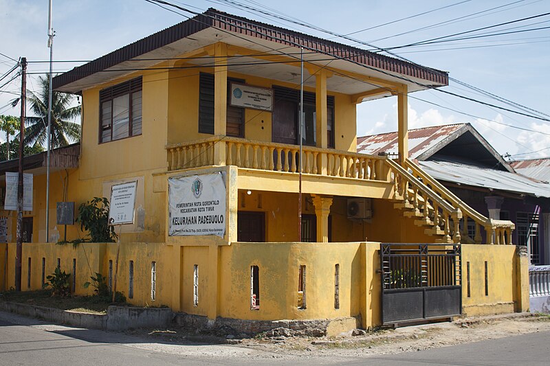 File:Kantor Kelurahan Padebuolo.jpg
