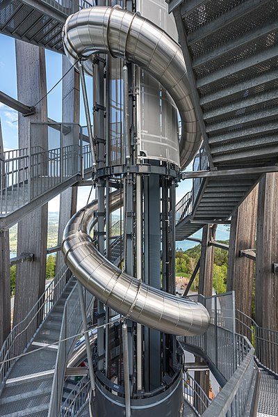 File:Keutschach Pyramidenkogelturm Rutsche und Treppe 01052020 8924.jpg