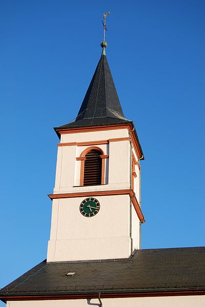 File:Kirchturm Weiskirchen 2011.jpg