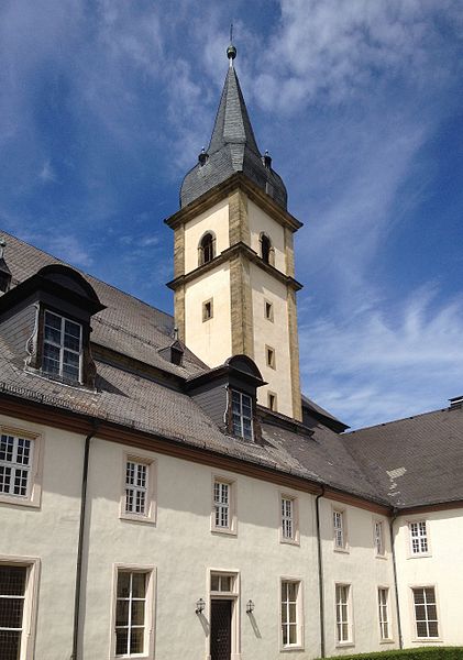 File:Kloster Grauhof Innenhof Turm.jpg