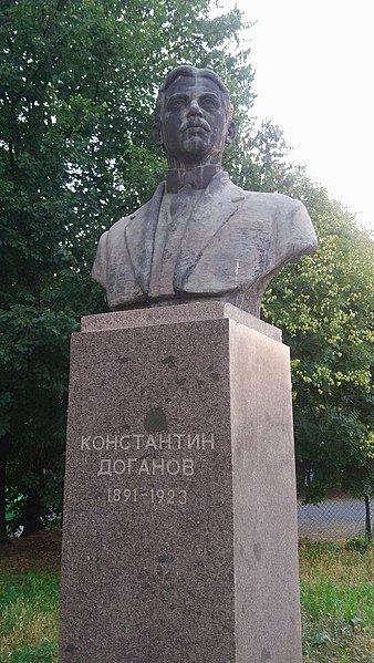 File:Konstantin Doganov bust Varna.jpg