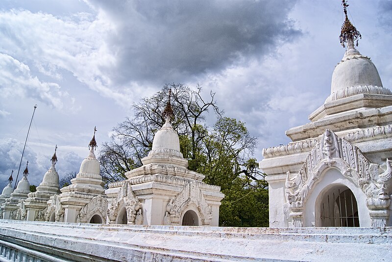 File:Kuthodaw Pagoda Mandalay 1.jpg