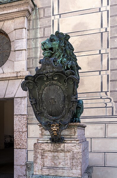 File:Löwe vor der Münchner Residenz.jpg