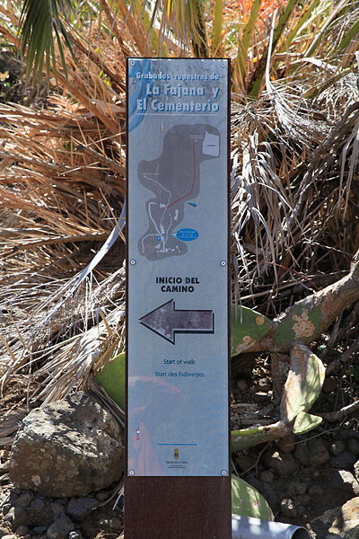 File:La Palma - El Paso - Barranco de Tenisque - Grabados rupestres de La Fayana y El Cementerio 04 ies.jpg