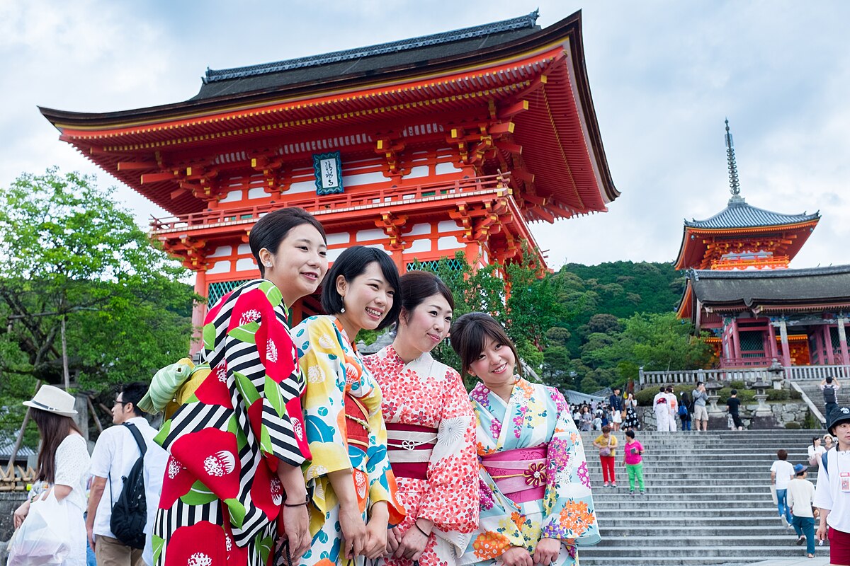 File:Ladies in Kimono in Kiyomizu-dera temple, Kyoto ...