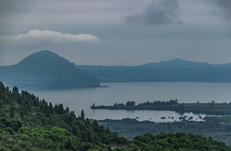 File:Lake Taupo 02.jpg