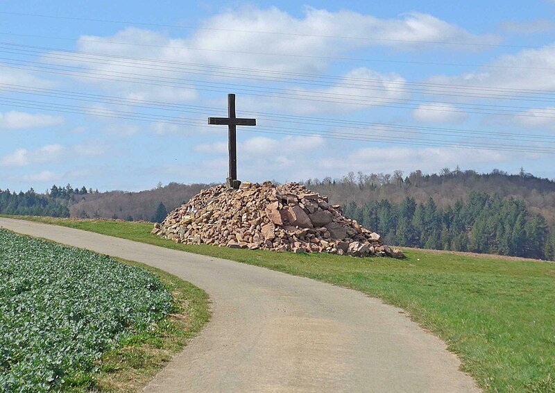 File:Landappbw 377753 1824 Wegkreuz des Hardheimer Kunstschaffenden Werner Blaschke aus dem Jahr 2005 74736 Hardheim, oberhalb der St. Josphskapelle, am Wallfahrtsweg nach Walldürn.jpg