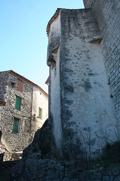 File:Laroque (Hérault) chateau 4.jpg