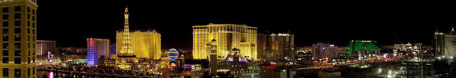 Las Vegas kasinogade "The Strip" om natten med byggeriet af Projekt City Center i nedre højere hjørne.