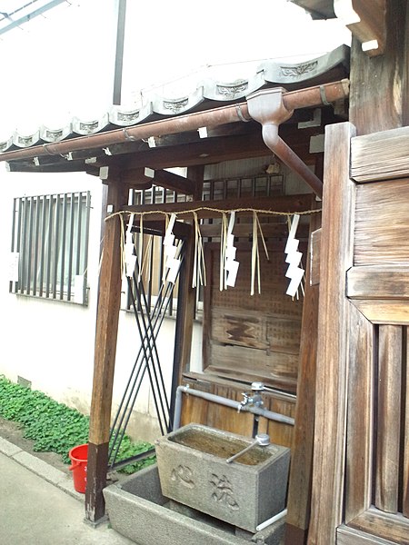 File:Le Temple Shintô Shin'mei-jinja - Le temizuya.jpg