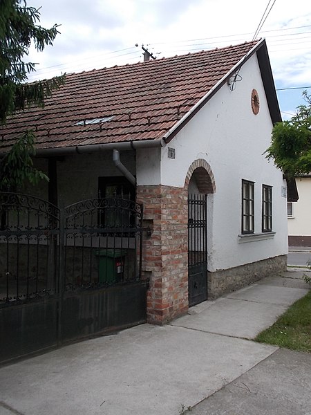 File:Listed house, 2 Luppa Street, 2017 Pomáz.jpg