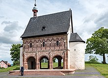 Datei:Lorsch,_Kloster,_Torhalle,_Ansicht_von_Westen_20170609_011.jpg