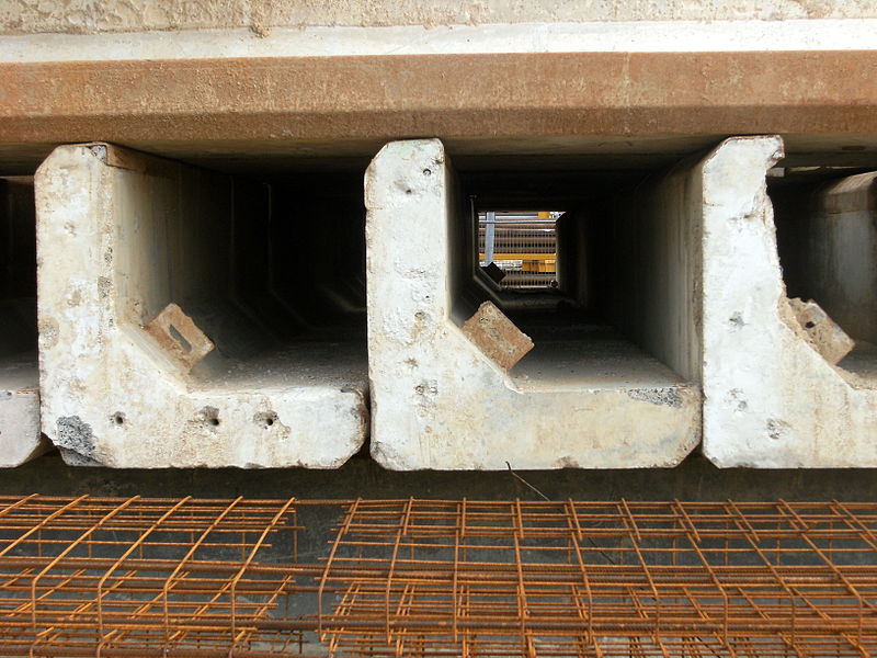 File:Maastricht 2012 Bouwmaterialen bij A2 tunnelbouw 2.JPG