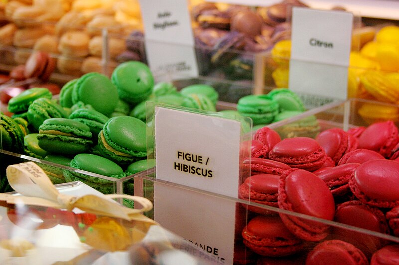 File:Macarons-lagrandeepicerie.JPG