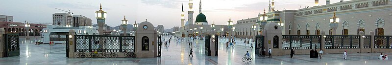 المسجد النبوي في المدينة المنورة، مع القبة الخضراء فوق قبر النبي محمد ﷺ في الوسط.