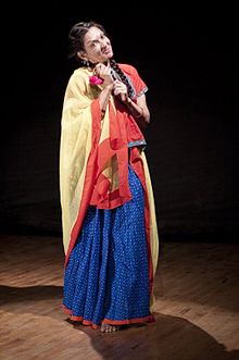 Mallika Sarabhai en la obra AKABR dirigida por Arvind Gaur.jpg