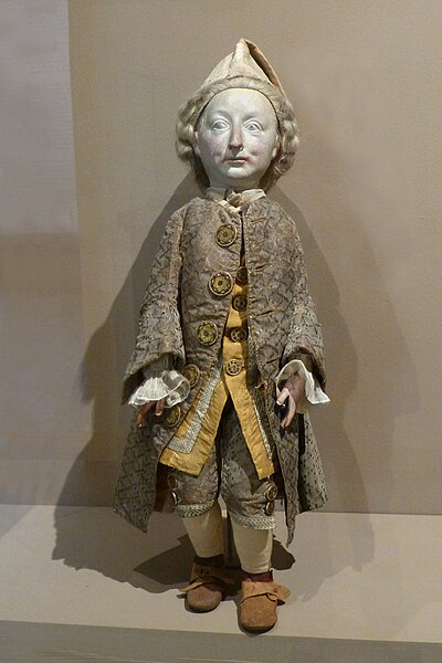 File:Mannequin représentant Bébé-Musée Lorrain.jpg