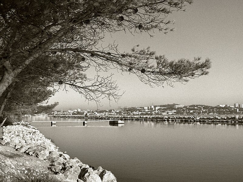 File:Martigues — Vue depuis Khariessa (France, 2008).JPG