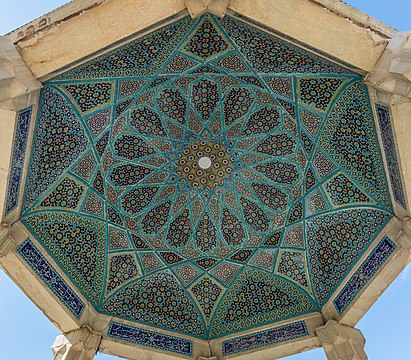 Teto sobre o túmulo em mármore do poeta Hafez, parte norte da cidade de Xiraz, Irã. (definição 5 495 × 4 809)