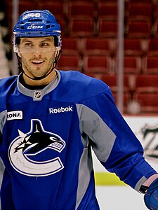 Maxim Lapierre pratique des Canucks 2012.jpg