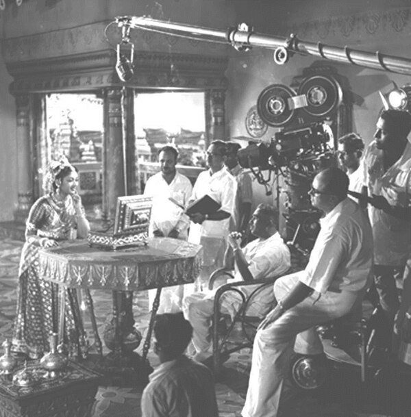 K. V. Reddy and Marcus Bartley shooting the scene where Sasirekha (Savitri) looks at the Priyadarsini mirror