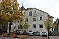 Giebelansicht des zweieinhalb-geschossigen Hauses vom Parkplatz aus fotografiert