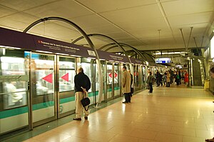 Métro Paris Bercy: Lage, Name, Geschichte