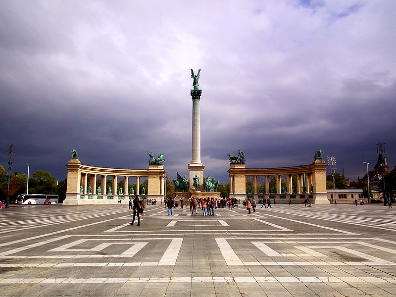 File:Millenniumi Emlékmű, Hősök tere, Budapest.jpg