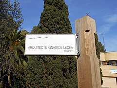Placa vertical sobre mástil: mirador Arquitecto Ignasi de Lecea.