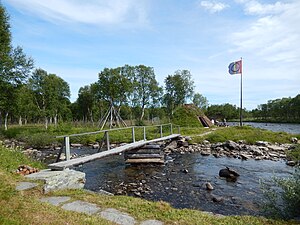 Kåta och flagga i Mittådalen vid Mittån.