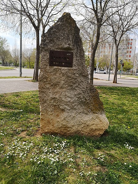 File:Monòlit a Santiago Sobrequés, a Girona.jpg