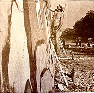 Mono González en 1972 pintando un mural.