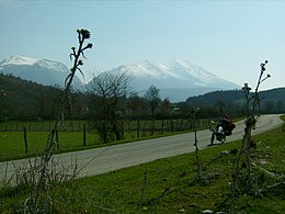 Monte Velino (versante ovest) (dx) e Monti della Duchessa (sx) da Torano di Borgorose